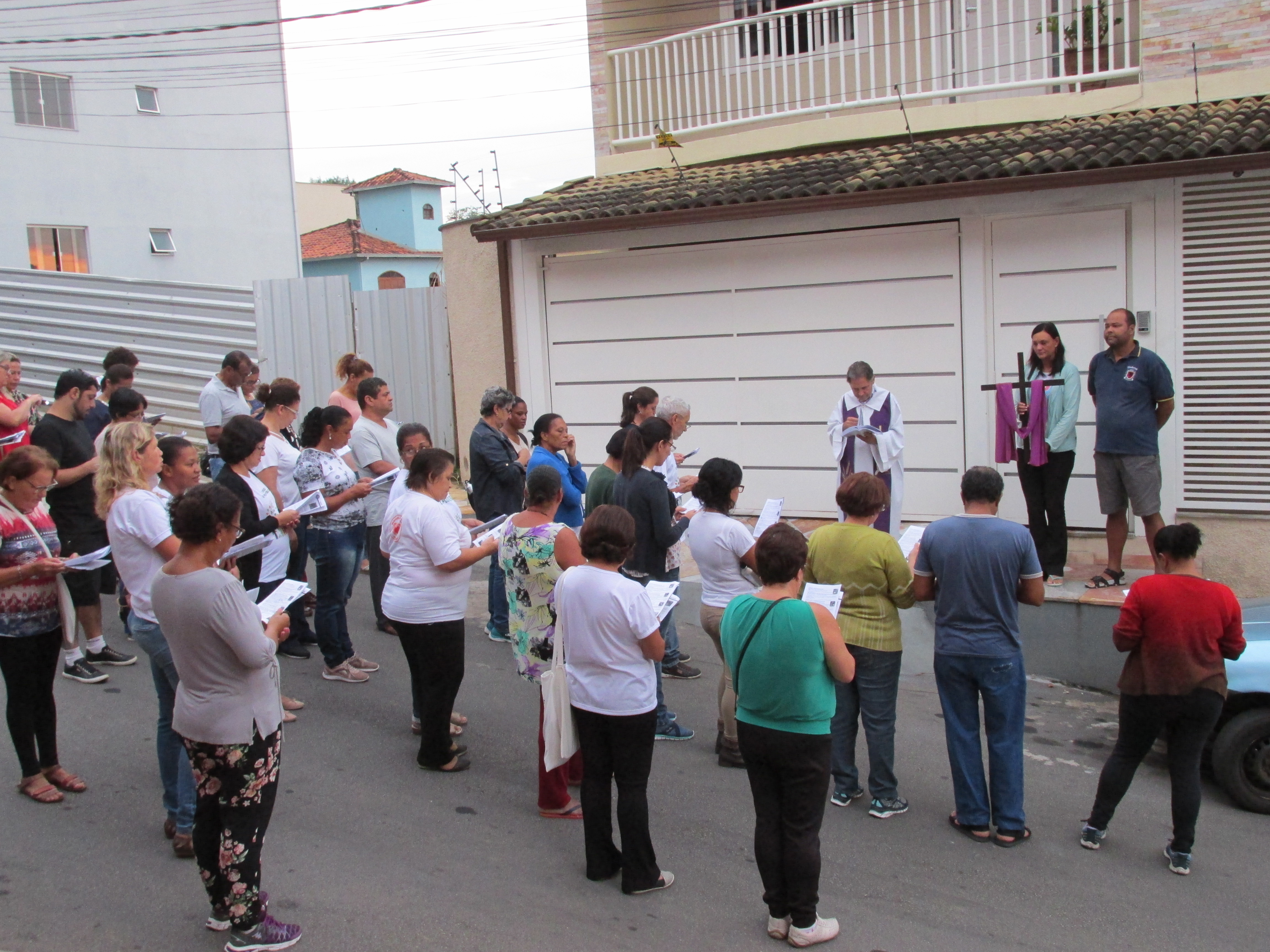 FIÉIS SE REÚNEM MAIS UMA VEZ PARA O EXERCÍCIO PIEDOSO DA VIA SACRA
