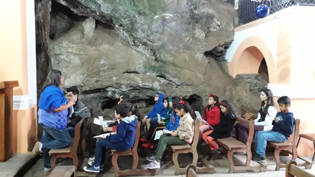 CRIANÇAS DA COMUNIDADE NOSSA SENHORA DAS GRAÇAS SE PREPARAM PARA RECEBER A SAGRADA COMUNHÃO