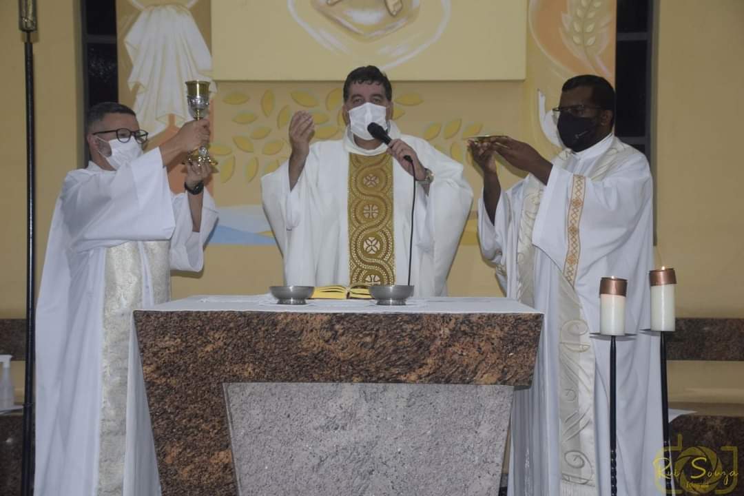 FIÉIS E AMIGOS CELEBRAM O 32º ANIVERSÁRIO DE ORDENAÇÃO DO PÁROCO, PADRE MARCELO SANTIAGO