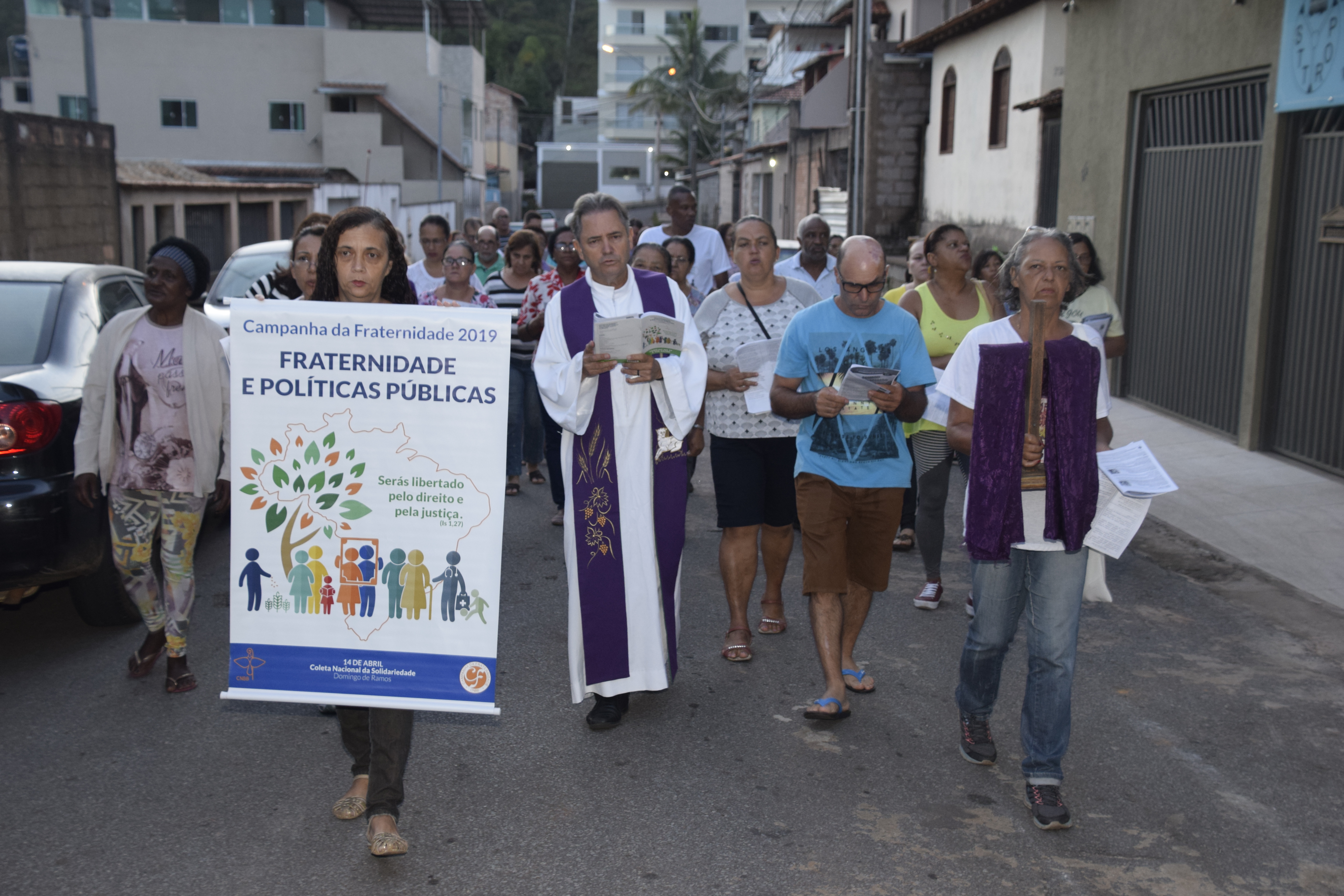 COMUNIDADES NOSSA SENHORA DE FÁTIMA E SAGRADO CORAÇÃO DE JESUS PARTICIPAM DE VIA-SACRA