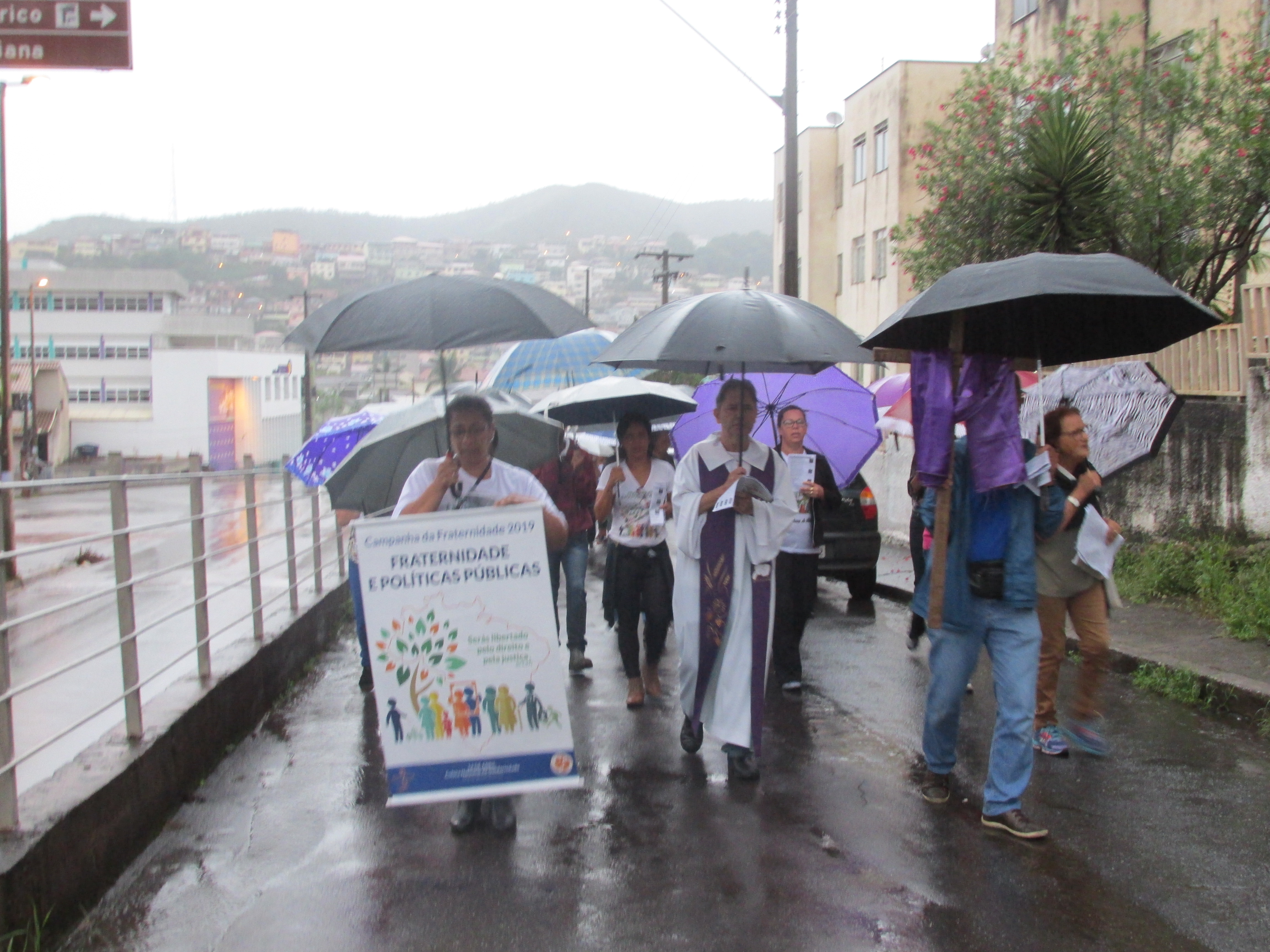 FIÉIS PARTICIPAM DE VIA-SACRA NA MANHÃ DE 22/03