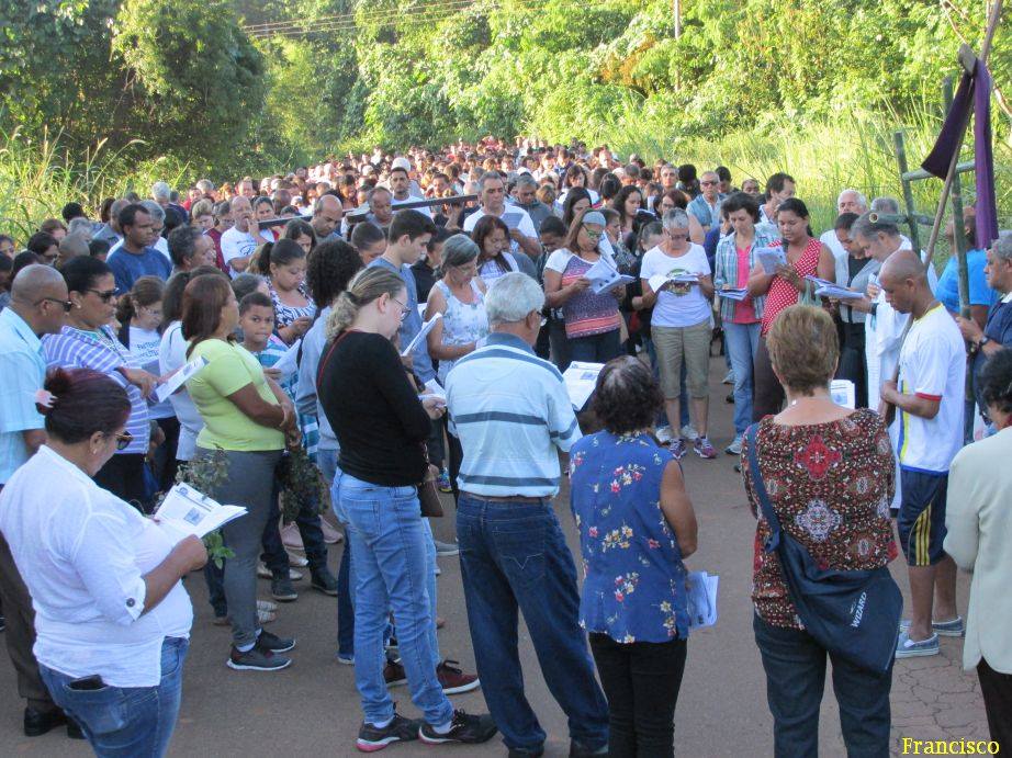 PAROQUIANOS PARTICIPAM DE VIA SACRA NA SEXTA-FEIRA SANTA