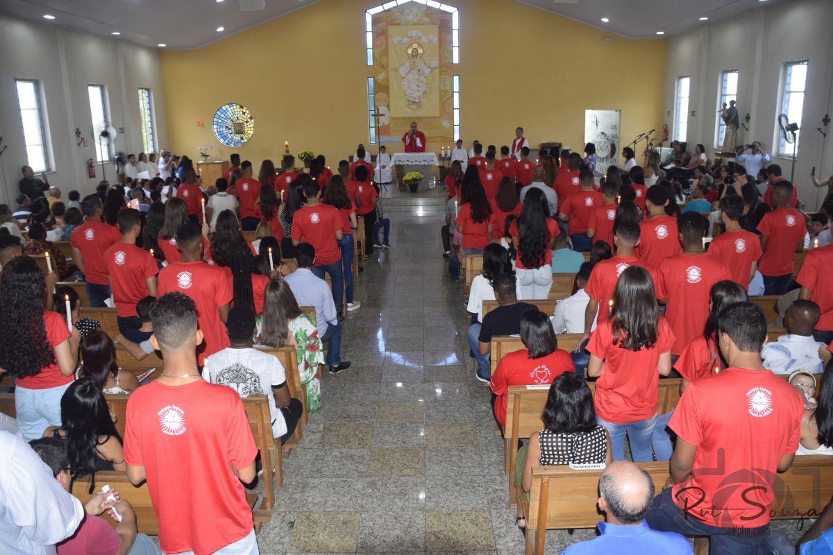 JOVENS DA PARÓQUIA SAGRADO CORAÇÃO DE JESUS RECEBEM O SACRAMENTO DA CRISMA