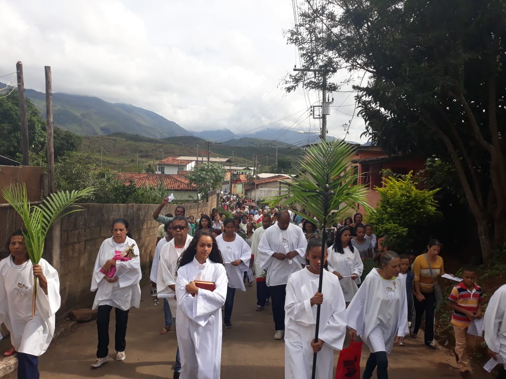 COMUNIDADE NOSSA SENHORA DA LAPA CELEBRA DOMINGO DE RAMOS E DA PAIXÃO DO SENHOR